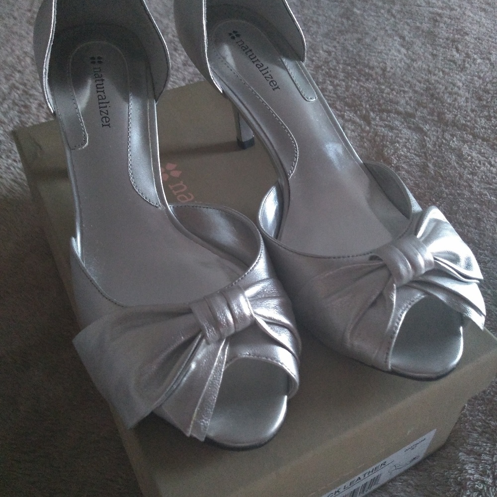 Naturalizer leather  silver shoes